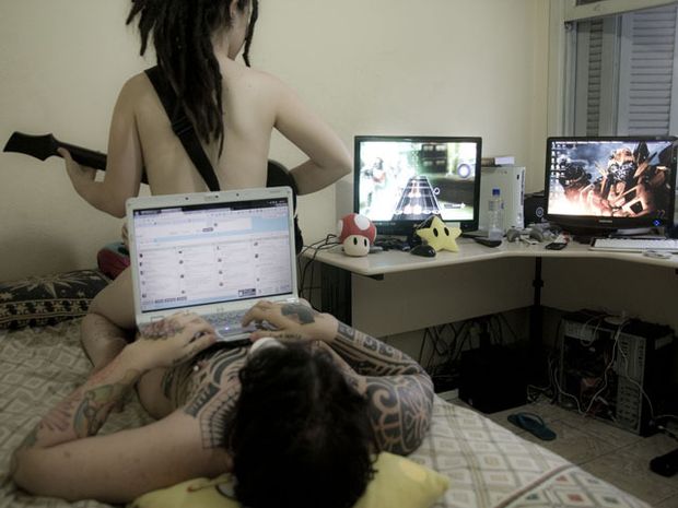 gamer couple