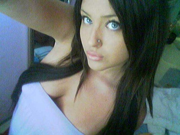 Hot brunette in a awesome beginners selfshot picture