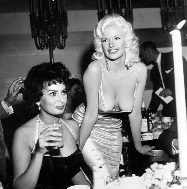 Jane Mansfield, seins presque nus, Ã  une fÃªte de Sophia Loren (Michael Ochs Archives)