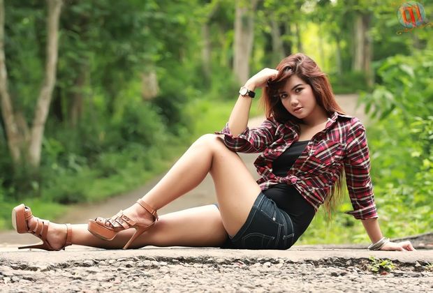 Model Cantik Paha Mulus Evie 9997