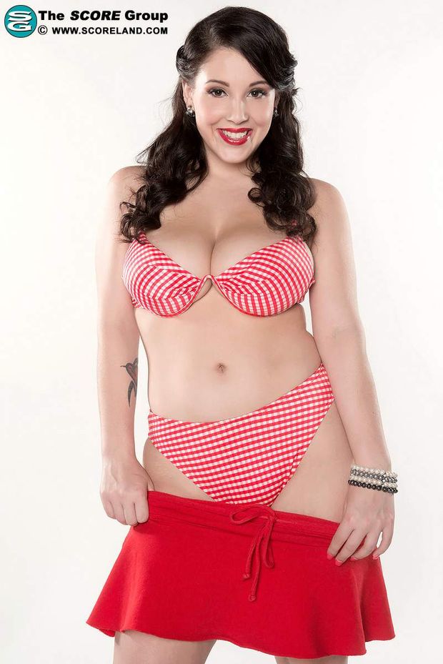 noelle easton pinup babe