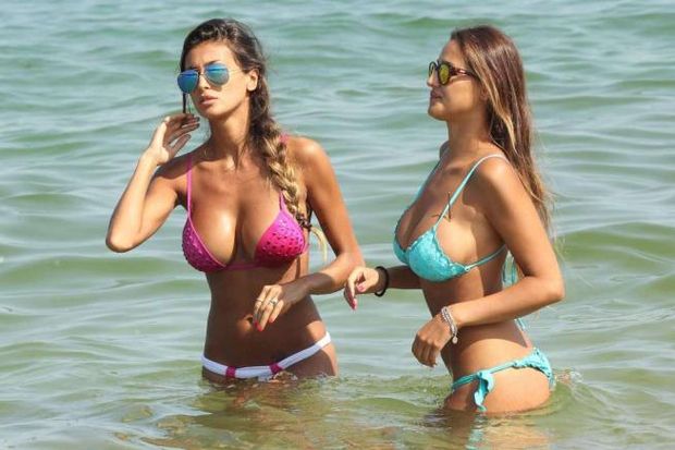 VIDEO: Le tette Cristina Buccino e sorella Donatella (Hasta el pasador dl pelo en el bikini se puso tieso!) = son Marilo Montero: