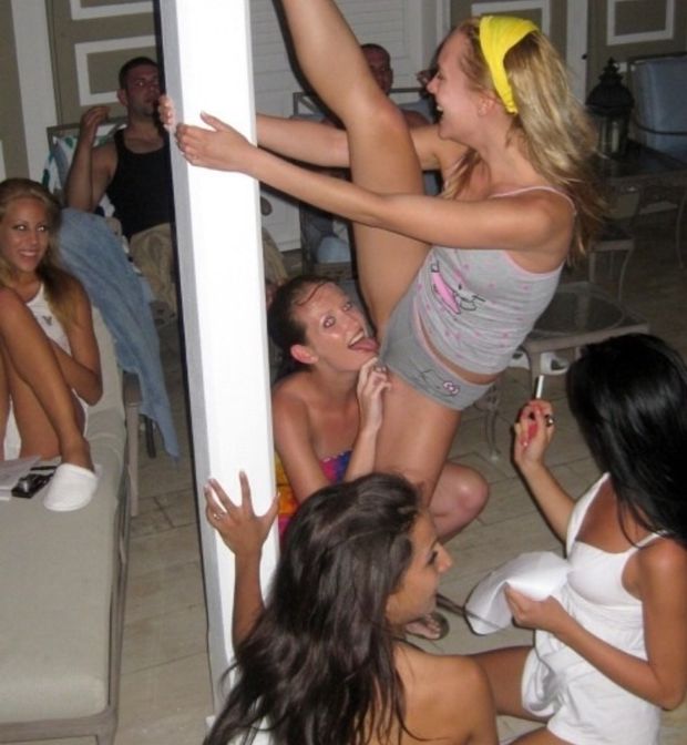 Eating pussy at dorm party