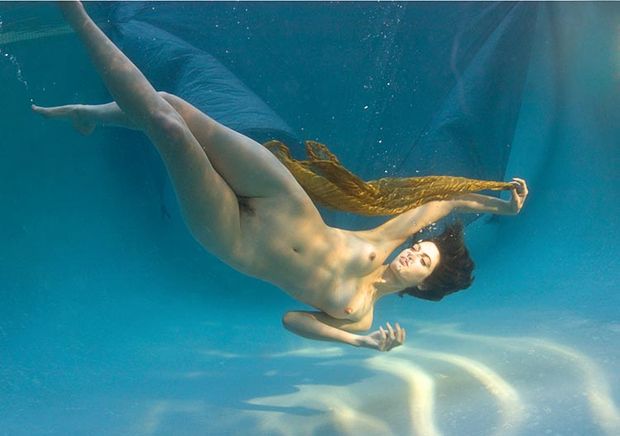 Beautiful-nude-underwater