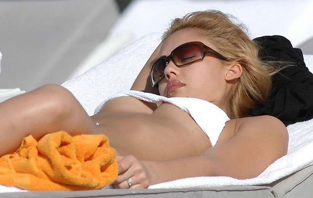 Jessica Alba paparazzi sunbathing boobs