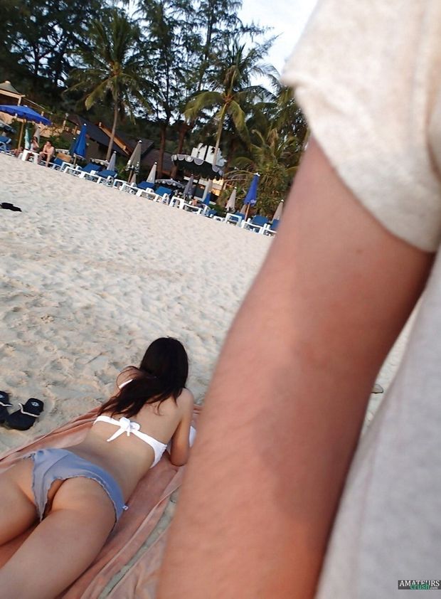 Candid ass at beach creep shot