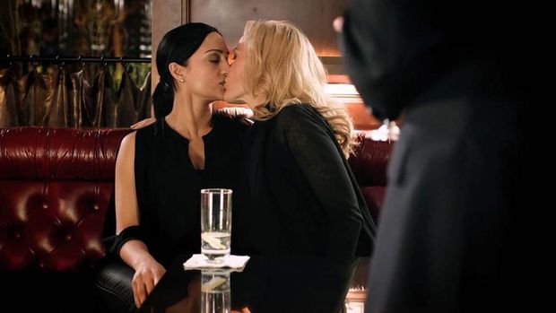 Gillian Anderson Lesbian Kiss With Archie Panjabi from ‘The Fall’