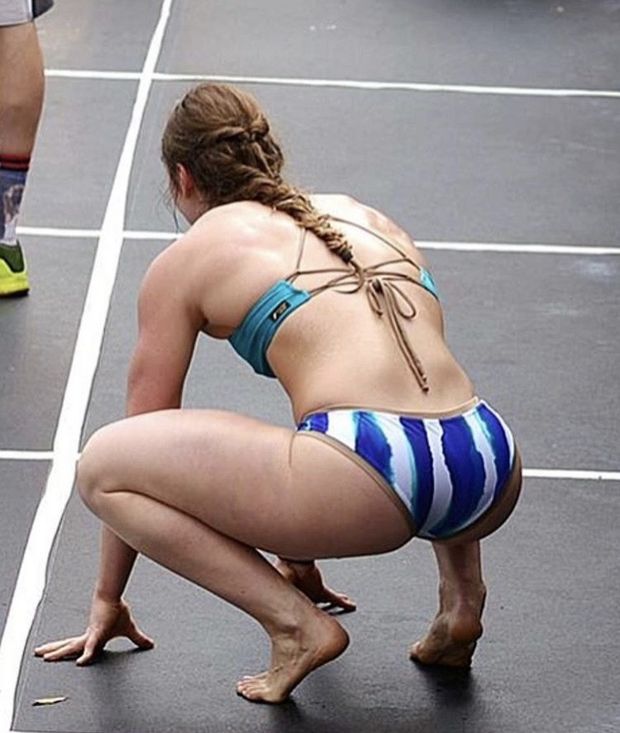 Brooke Wells squats in bikini waiting for her turn