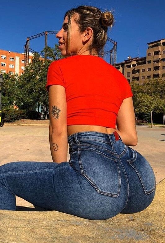 Naiara Sticking booty out in tight jeans