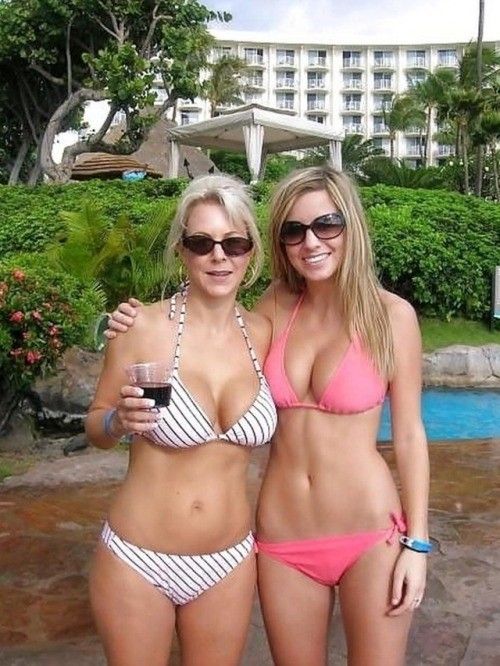 mom and daughter in bikinis