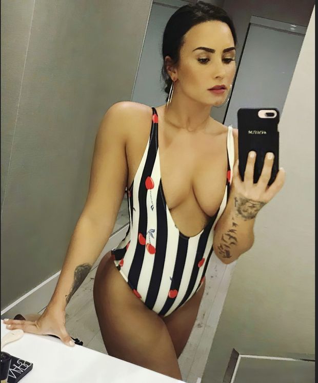 Great cleavage on Demi lovato