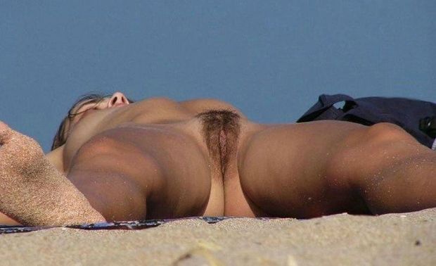 Donna nuda a prendere il sole