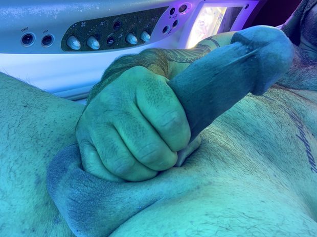 Big Hard Cock In Tanning Bed Juicyj582