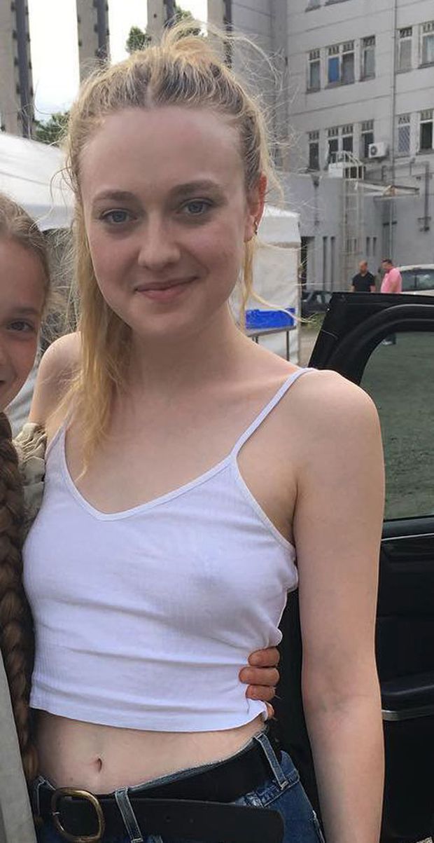 Dakota Fanning Braless Fan Selfies (Damn she's hot)