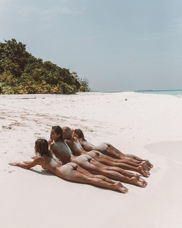 Belle Lucia nuda sulla spiaggia