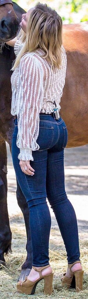 Hilary Duff Pics 