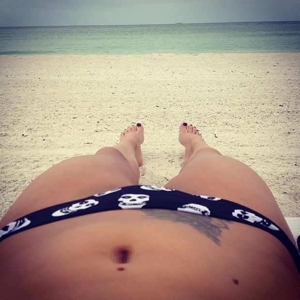 Ruby Riott's belly-button and toes need to be sucked