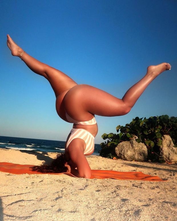 Thick thighs and ass headstand