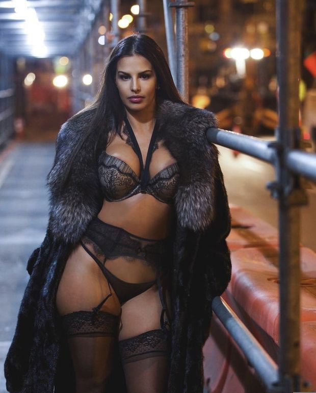 Abbonati 2,2K Sexy babes in coats and lingerie - which one gets your cum?