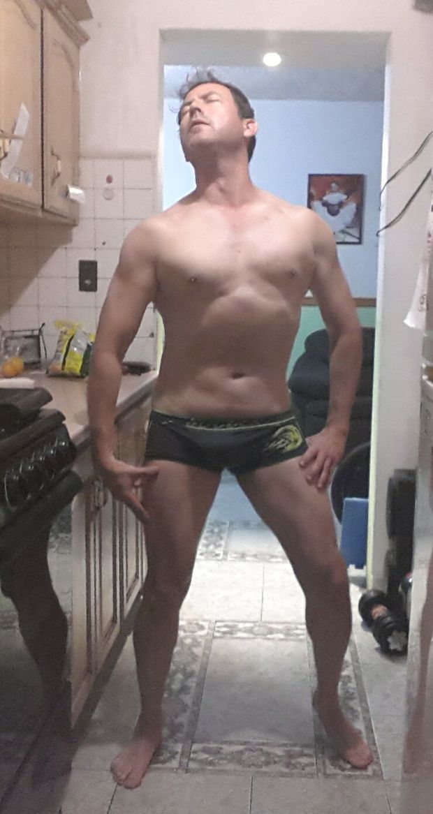 Posando sensual en la cocina.