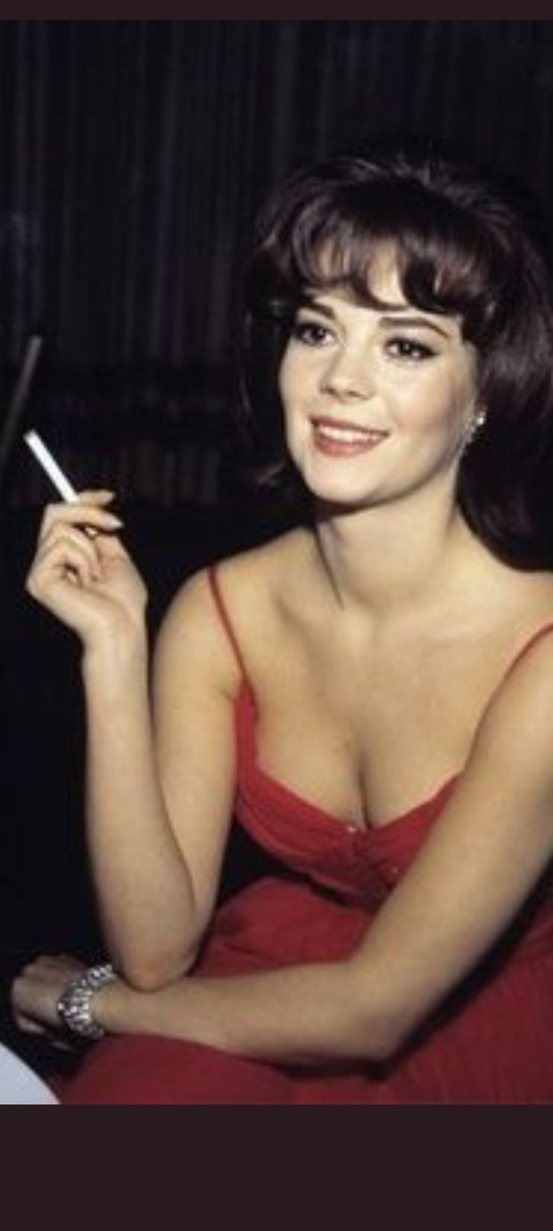 Natalie Wood smoking ❤