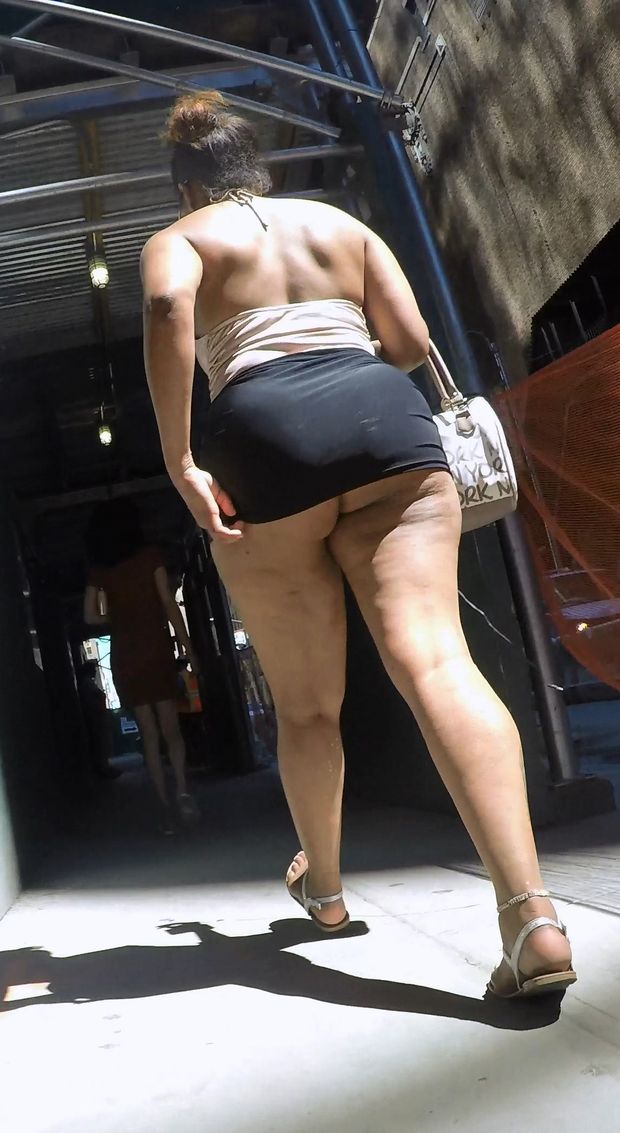 mature mini skirt no panties ass public