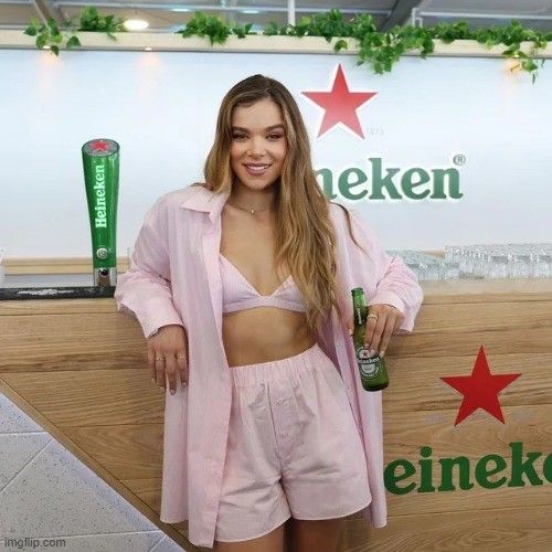 Hailee Steinfeld At the Miami F1 Grand Prix 2022