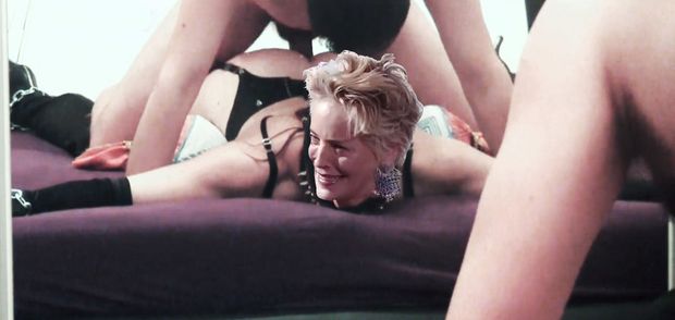 Dos vecinos de Sharon Stone la filman mientras la sodomizan atada a la cama, mientras se oyen sus gritos y sus jadeos