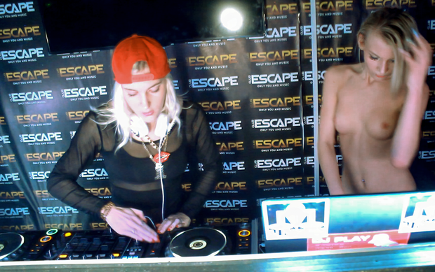 DJ Mirjami B2B with her naked friend DJ