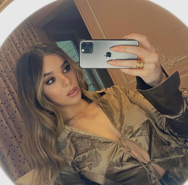 Hailee Steinfeld New mirror selfies via IG post