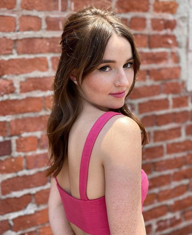 kaitlyn dever pink