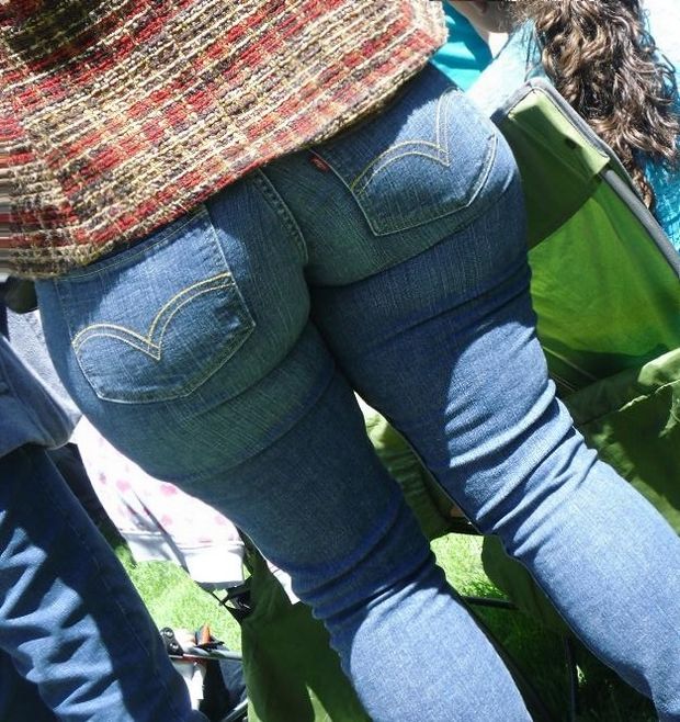 TIGHT ASS IN TIGHT JEANS