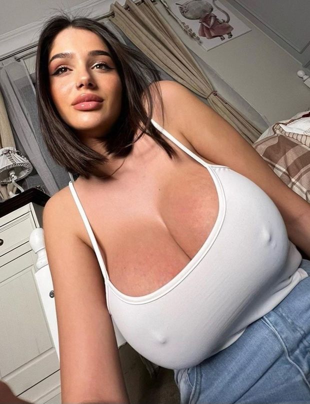 Julia white top pokies