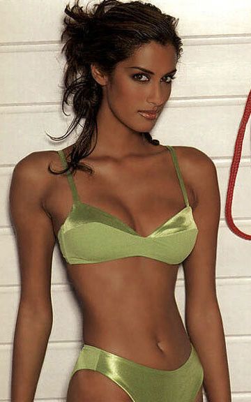 Yasmeen Ghauri, In Green Lingerie