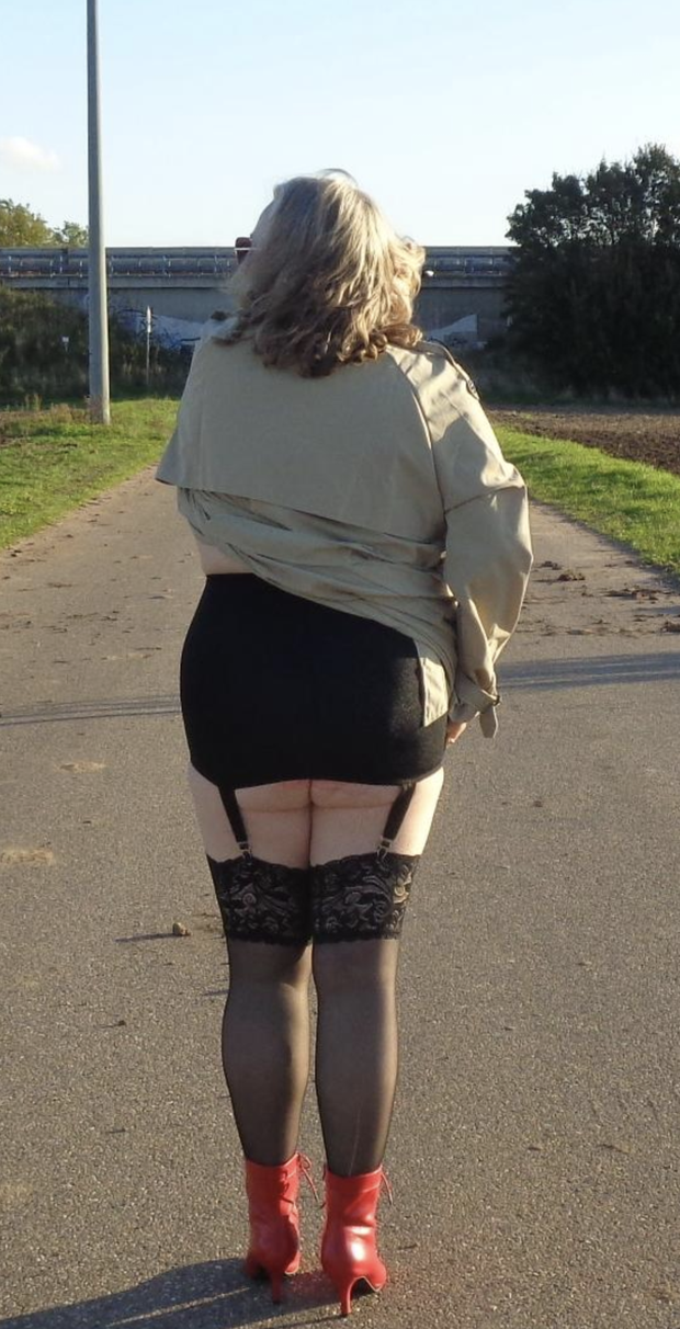 mature mini skirt no panties ass public