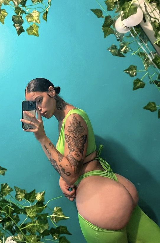 Light skin phat booty