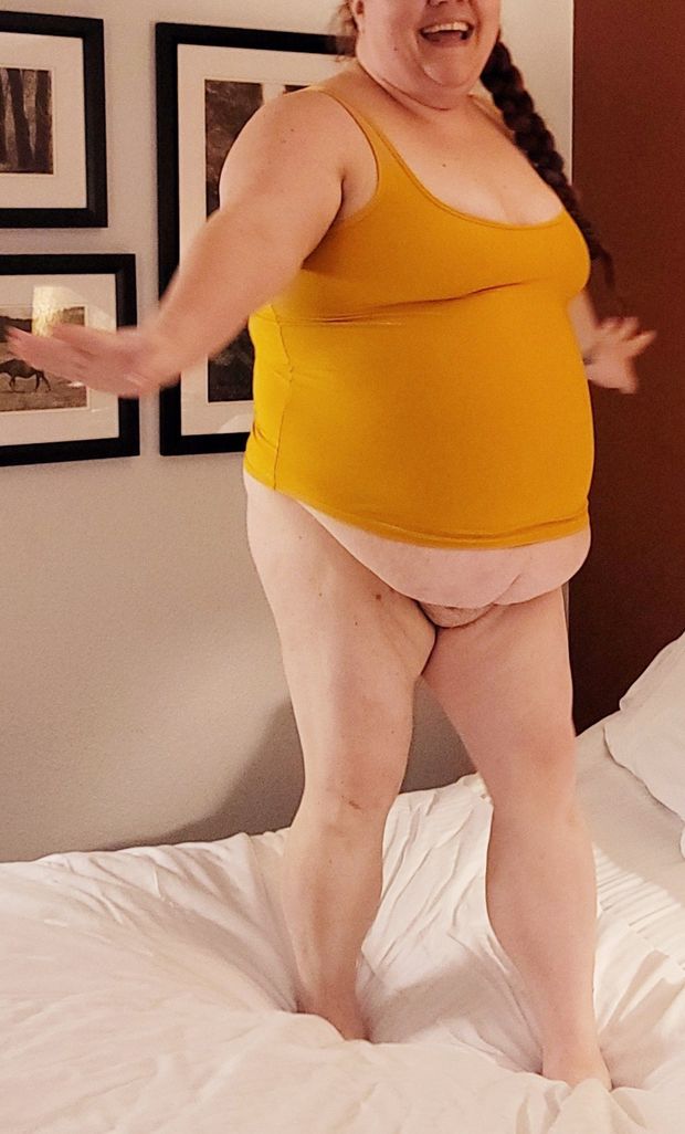 Bottomless BBW jumping on hotel bed