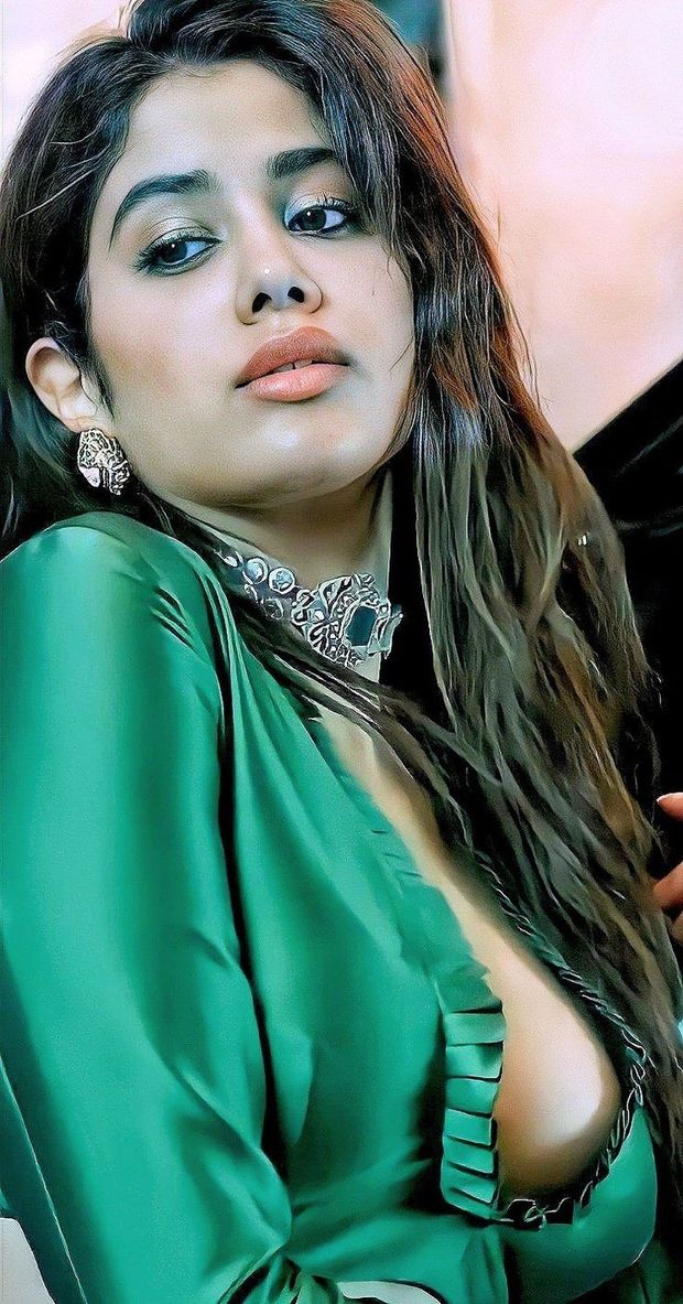 Janhvi Kapoor side boob close.