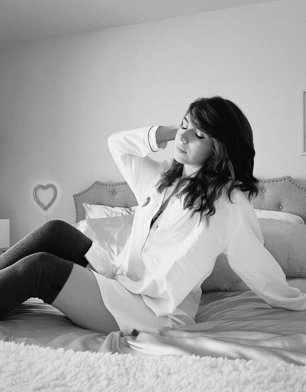 Kaitlin Witcher (Streamer) - Black & White Bed Pic