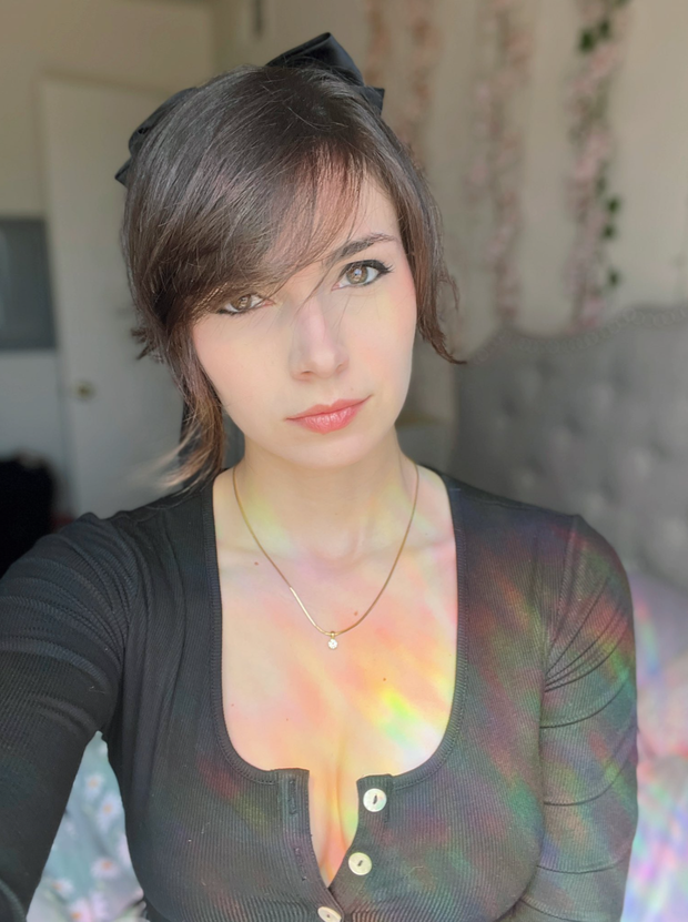 Kaitlin Witcher (Streamer) - Showing A Bit Of Booba