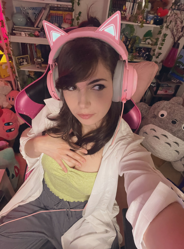 Kaitlin Witcher (Streamer) - Holding The Pearls