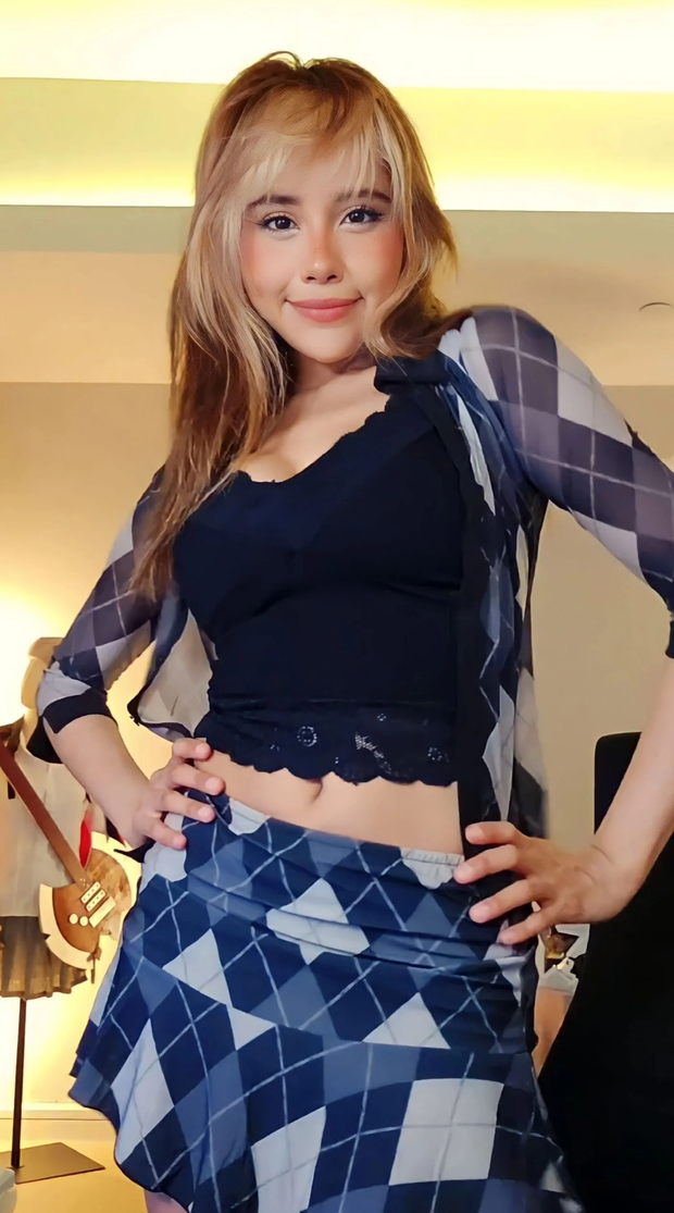 Neekolul (Streamer) - Wearing A Checked Fit