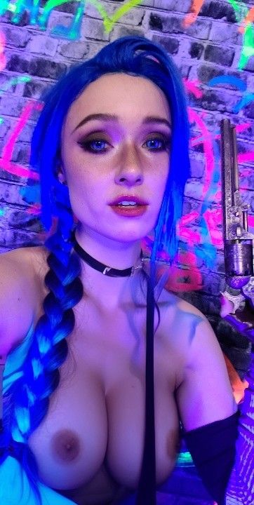 Amy Kay ASMR cosplays as Jinx from Arcane and goes topless